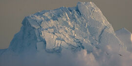 Collapsing_iceberg_1920x960
